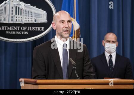 Washington, Stati Uniti. 12 gennaio 2021. Steven D'Antuono, capo del Federal Bureau of Investigation (FBI) Washington Field Office, a sinistra, e Michael Sherwin, avvocato statunitense per il Distretto di Columbia, partecipano a una conferenza stampa presso il Dipartimento di Giustizia degli Stati Uniti a Washington, DC martedì 12 gennaio 2021. Il procuratore di Washington e dell'FBI ha fornito un aggiornamento sulle accuse penali relative all'assedio del 6 gennaio presso il Campidoglio degli Stati Uniti. Foto in piscina di Sarah Silbiger/UPI Credit: UPI/Alamy Live News Foto Stock