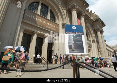 Un'illustrazione delle linee all'esterno del Metropolitan Museum of Art l'ultimo giorno della mostra Alexander McQueen: Savage Beauty presso il Costume Institute di New York City, NY, USA il 7 agosto 2011. La gente stava aspettando in fila fuori del museo per l'ingresso generale fino a 3 ore oggi e aspettava in un'altra fila all'interno del museo per l'accesso alla mostra McQueen. Foto di Elizabeth Pantaleo/ABACAUSA.COM Foto Stock