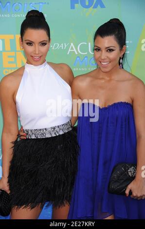 Kim Kardashian e Kourtney Kardashian hanno partecipato al Teen Choice Awards 2011 tenutosi presso il Gibson Amphitheatre di Universal City, Los Angeles, CA, USA il 07 agosto 2011. Foto di Greylock/ABACAPRESS.COM Foto Stock