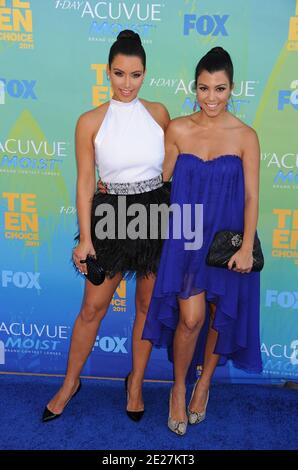 Kim Kardashian e Kourtney Kardashian hanno partecipato al Teen Choice Awards 2011 tenutosi presso il Gibson Amphitheatre di Universal City, Los Angeles, CA, USA il 07 agosto 2011. Foto di Greylock/ABACAPRESS.COM Foto Stock