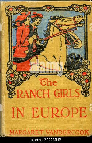 Questo è un libro vintage con una copertina illustrata. Il titolo è il Ranch Girls in Europa. Illustrato da Mary Pemberton Ginther. Pubblicato dalla John C. Winston Company, Philadelphia. Copyright 1918 e scritto da Margaret Vandercook. Foto Stock