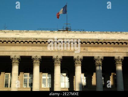 Una vista del Palais Brongniart, la storica sede centrale della Borsa di Parigi in Place de la Bourse a Parigi, Francia, il 10 agosto 2011. La Borsa di Parigi è ora nota come NYSE Euronext (NYX) con la fusione di Equals tra le principali borse di negoziazione di valori statunitensi e paneuropei, la holding della Borsa di New York e Euronext N.V., La prima borsa europea integrata con sede a Parigi, costituita nel settembre 2000 dalla fusione delle borse di Parigi, Bruxelles e Amsterdam. Foto di Alain Apaydin/ABACAPRESS.COM Foto Stock