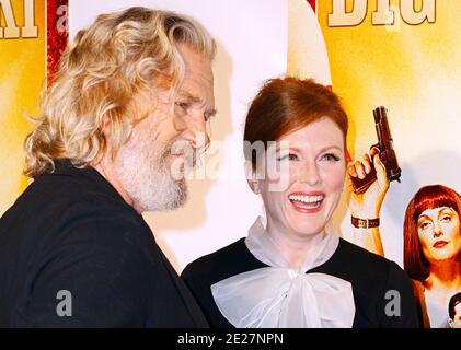 Julianne Moore e Jeff Bridges partecipano alla festa del lancio del Blu Ray 'The Big Lebowski' alla Hammerstein Ballroom di New York City, NY, USA il 16 agosto 2011. Foto di Donna Ward/ABACAPRESS.COM Foto Stock