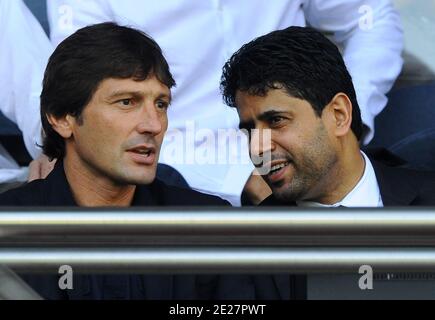 Leonardo, direttore sportivo della PSG, e il presidente del Consiglio Nasser al Khelaifi della PSG durante la prima partita di calcio francese della Lega, Parigi Saint Germain contro Valencienne al Parc des Princes di Parigi, Francia, il 21 agosto 2011. Paris Saint-Germain ha vinto 2-1. Foto di Christian Liegi/ABACAPRESS.COM Foto Stock