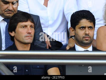 Leonardo, direttore sportivo della PSG, e il presidente del Consiglio Nasser al Khelaifi della PSG durante la prima partita di calcio francese della Lega, Parigi Saint Germain contro Valencienne al Parc des Princes di Parigi, Francia, il 21 agosto 2011. Paris Saint-Germain ha vinto 2-1. Foto di Christian Liegi/ABACAPRESS.COM Foto Stock