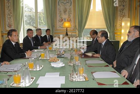 Il presidente francese Nicolas Sarkozy, a sinistra, affiancato da Mahmoud Jibril, 2° rigth, capo del gabinetto dei ribelli libici, partecipa al loro incontro al Palazzo Elysee di Parigi, in Francia, il 24 agosto 2011. Sarkozy si incontrerà in serata con Mahmoud Jibril, capo del gabinetto dei ribelli libici, per i colloqui su "la situazione in Libia e le azioni della comunità internazionale a sostegno della transizione politica verso una Libia libera e democratica", secondo una dichiarazione dell'ufficio di Sarkozy. Foto di Jacques Brinon/piscina/ABACAPRESS.COM Foto Stock