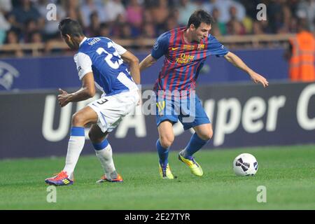 Josef Dias Souza del FC Porto combatte per la palla con Lionel messi del FC Barcelona durante la partita di calcio UEFA Supercup, FC Barcelona vs FC Porto allo stadio Louis II di Monte-Carlo, Monaco, il 26 agosto 2011. Il FC Barcelona ha vinto 2-0. Foto di Henri Szwarc/ABACAPRESS.COM Foto Stock