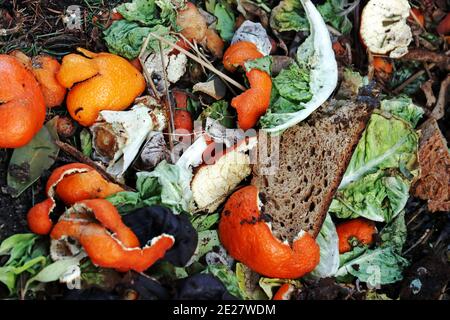 Cibo scartato e rovinato su un mucchio di rifiuti Foto Stock