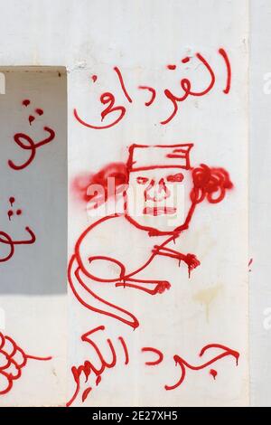 Il leader libico Gheddafi ha ritratto come un ratto (perché ha chiamato i ribelli 'ratti'), su un muro a Tripoli, Libia, come visto il 28 agosto 2011. Gheddafi sviluppò un importante culto della sua immagine, e i suoi ritratti erano ovunque nel paese. I ribelli libici ora gli offrono un nuovo volto e una seconda vita narcisista... Foto di Ammar Abd Rabbo/ABACAPRESS.COM Foto Stock