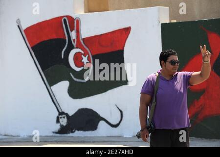 Il leader libico Gheddafi ha ritratto come un ratto (perché ha chiamato i ribelli 'ratti'), su un muro a Tripoli, Libia, come visto il 28 agosto 2011. Gheddafi sviluppò un importante culto della sua immagine, e i suoi ritratti erano ovunque nel paese. I ribelli libici ora gli offrono un nuovo volto e una seconda vita narcisista... Foto di Ammar Abd Rabbo/ABACAPRESS.COM Foto Stock