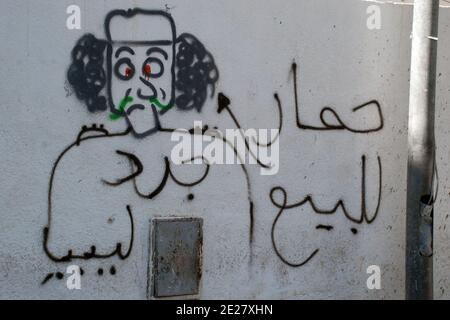 Il leader libico Gheddafi ha ritratto con la frase 'onkey in vendita' su un muro a Tripoli, Libia, come visto il 28 agosto 2011. Gheddafi sviluppò un importante culto della sua immagine, e i suoi ritratti erano ovunque nel paese. I ribelli libici ora gli offrono un nuovo volto e una seconda vita narcisista... Foto di Ammar Abd Rabbo/ABACAPRESS.COM Foto Stock