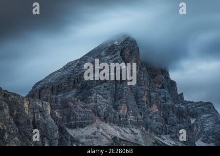 Una foto della cima del Monte Tofana di Rozes coperta di nuvole scure, a Cortina d'Ampezzo, nelle Dolomiti italiane Foto Stock