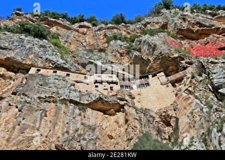 Il santo monastero di Kipina, pendente da una scogliera in Tzoumerka regione montagnosa, Ioannina, Epiro, Grecia Foto Stock