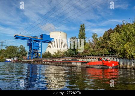 Kran, Schiff, Entladung Steinkohle, Kühlturm, Spree, Kraftwerk Reuter West, Siemensstadt, Spandau, Berlino, Germania Foto Stock