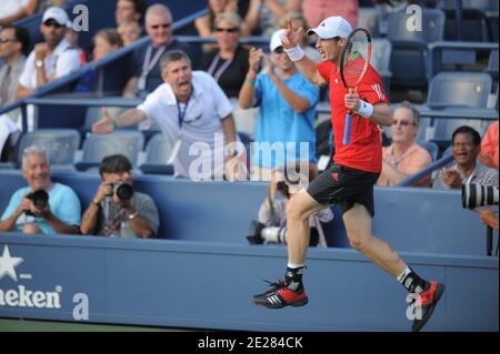 Andy Murray della Gran Bretagna in azione contro Robin Haase dei Paesi Bassi durante il giorno 5 al US Open, a Flushing Meadows, New York City, NY, USA, 2 settembre 2011. Foto di Mehdi Taamallah/ABACAPRESS.COM Foto Stock