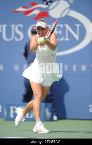 Caroline Wozniacki di Danemark in azione contro il Re Vania degli Stati Uniti durante il giorno 6 al US Open, a Flushing Meadows, New York City, NY, USA, 3 settembre 2011. Foto di Mehdi Taamallah/ABACAPRESS.COM Foto Stock