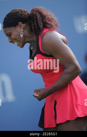 USA's Serena Williams in azione contro Victoria Azarenka di BLR durante il giorno 6 al US Open, a Flushing Meadows, New York City, NY, USA, 3 settembre 2011. Foto di Mehdi Taamallah/ABACAPRESS.COM Foto Stock