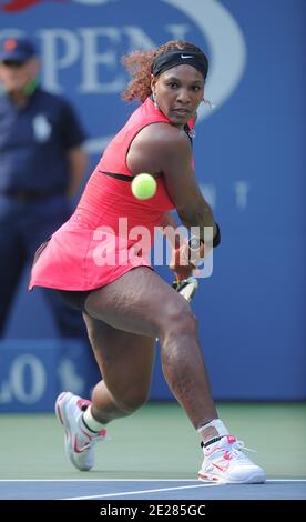 USA's Serena Williams in azione contro Victoria Azarenka di BLR durante il giorno 6 al US Open, a Flushing Meadows, New York City, NY, USA, 3 settembre 2011. Foto di Mehdi Taamallah/ABACAPRESS.COM Foto Stock