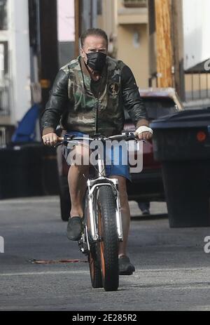 Santa Monica, California. 12 gennaio 2021. Arnold Schwarzenegger visto in bicicletta a Santa Monica, California il 12 gennaio 2021. Credit: Mpi999/Media Punch/Alamy Live News Foto Stock