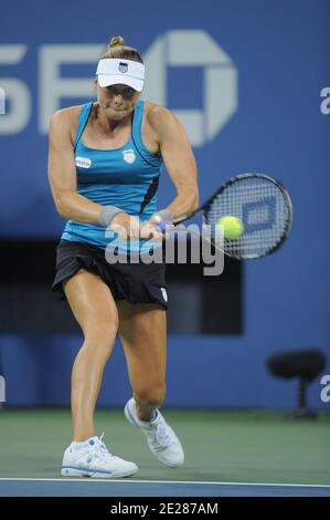 Vera Zvonareva della Russia in azione contro Sabine Lisicki della Germania durante il giorno 7 al US Open, a Flushing Meadows, a New York City, NY, USA il 4 settembre 2011. Foto di Mehdi Taamallah/ABACAPRESS.COM Foto Stock