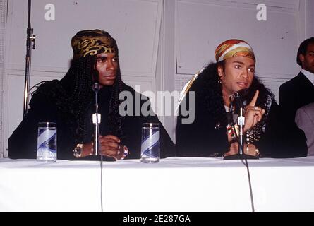 Milli Vanilli, Fab Morvan e Rob Pilatus, in una conferenza stampa annunciano il ritorno dei Grammy Awards dopo aver confessato di sincronizzare le loro canzoni il 20 novembre 1990. Credito: Ralph Dominguez/MediaPunch Foto Stock