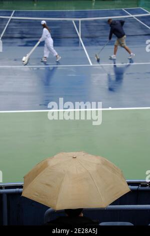 La pioggia ritarda il tennis per un secondo giorno di fila durante il giorno 10 al US Open, a Flushing Meadows a New York City, NY, USA il 7 settembre 2011 Foto di Mehdi Taamallah/ABACAPRESS.COM. Foto Stock