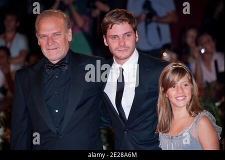 (L-R) attrice Claudia Vega con gli attori Daniel Bruhl, Lluis Homar in arrivo per il Red Carpet della prima di 'Evaa' durante il 68° Festival Internazionale del Cinema di Venezia a Palazzo del Casino il 7 settembre 2011 a Venezia, Italia. Foto di Nicolas Genin/ABACAPRESS.COM Foto Stock