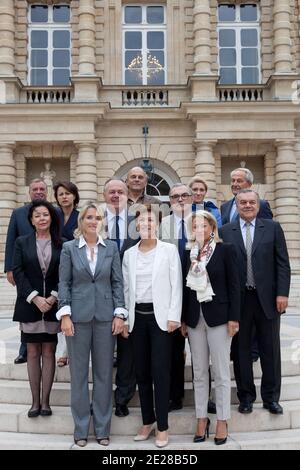 Il ministro francese dello sport Chantal Jouanno si pone con il senatore di Parigi, Catherine Dumas, Claude Annick Tissot, Philippe Dominati, Daniel-Georges Courtois, Celine Boulay-Esperonnier, Herve Benessiano, Delphine Burckli, Patrick Tremege, Marie-Claire Daveu, Gerard d Aboville e Roger Romani al Senato per le elezioni del 08 settembre 2011 a Parigi, in Francia. Foto di Stephane Lemouton/ABACAPRESS.COM Foto Stock