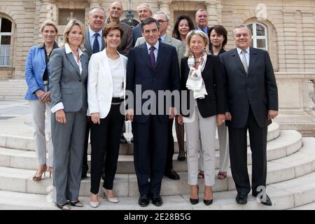 Il primo ministro francese, Francois Fillon, il ministro francese dello sport Chantal Jouanno si pone con il senatore di Parigi, Catherine Dumas, Claude Annick Tissot, Philippe Dominati, Daniel-Georges Courtois, Celine Boulay-Esperonnier, Herve Benessiano, Delphine Burckli, Patrick Tremege, Marie-Claire Daveu, Gerard d Aboville, alle elezioni del Senato e Roger, per le elezioni di Parigi, Roger Francia il 08 settembre 2011. Foto di Stephane Lemouton/ABACAPRESS.COM Foto Stock