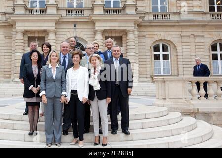 Il ministro francese dello sport Chantal Jouanno si pone con il senatore di Parigi, Catherine Dumas, Claude Annick Tissot, Philippe Dominati, Daniel-Georges Courtois, Celine Boulay-Esperonnier, Herve Benessiano, Delphine Burckli, Patrick Tremege, Marie-Claire Daveu, Gerard d Aboville e Roger Romani al Senato per le elezioni del 08 settembre 2011 a Parigi, in Francia. Foto di Stephane Lemouton/ABACAPRESS.COM Foto Stock