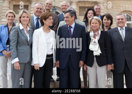 Il primo ministro francese, Francois Fillon, il ministro francese dello sport Chantal Jouanno si pone con il senatore di Parigi, Catherine Dumas, Claude Annick Tissot, Philippe Dominati, Daniel-Georges Courtois, Celine Boulay-Esperonnier, Herve Benessiano, Delphine Burckli, Patrick Tremege, Marie-Claire Daveu, Gerard d Aboville, alle elezioni del Senato e Roger, per le elezioni di Parigi, Roger Francia il 08 settembre 2011. Foto di Stephane Lemouton/ABACAPRESS.COM Foto Stock