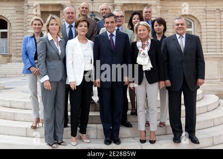 Il primo ministro francese, Francois Fillon, il ministro francese dello sport Chantal Jouanno si pone con il senatore di Parigi, Catherine Dumas, Claude Annick Tissot, Philippe Dominati, Daniel-Georges Courtois, Celine Boulay-Esperonnier, Herve Benessiano, Delphine Burckli, Patrick Tremege, Marie-Claire Daveu, Gerard d Aboville, alle elezioni del Senato e Roger, per le elezioni di Parigi, Roger Francia il 08 settembre 2011. Foto di Stephane Lemouton/ABACAPRESS.COM Foto Stock