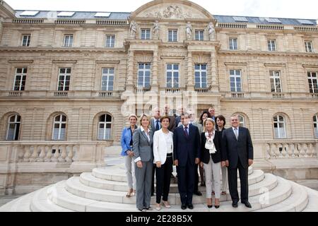 Il primo ministro francese, Francois Fillon, il ministro francese dello sport Chantal Jouanno si pone con il senatore di Parigi, Catherine Dumas, Claude Annick Tissot, Philippe Dominati, Daniel-Georges Courtois, Celine Boulay-Esperonnier, Herve Benessiano, Delphine Burckli, Patrick Tremege, Marie-Claire Daveu, Gerard d Aboville, alle elezioni del Senato e Roger, per le elezioni di Parigi, Roger Francia il 08 settembre 2011. Foto di Stephane Lemouton/ABACAPRESS.COM Foto Stock