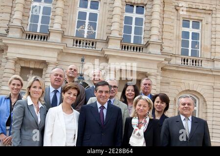 Il primo ministro francese, Francois Fillon, il ministro francese dello sport Chantal Jouanno si pone con il senatore di Parigi, Catherine Dumas, Claude Annick Tissot, Philippe Dominati, Daniel-Georges Courtois, Celine Boulay-Esperonnier, Herve Benessiano, Delphine Burckli, Patrick Tremege, Marie-Claire Daveu, Gerard d Aboville, alle elezioni del Senato e Roger, per le elezioni di Parigi, Roger Francia il 08 settembre 2011. Foto di Stephane Lemouton/ABACAPRESS.COM Foto Stock