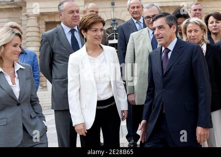 Il primo ministro francese, Francois Fillon, il ministro francese dello sport Chantal Jouanno si pone con il senatore di Parigi, Catherine Dumas, Claude Annick Tissot, Philippe Dominati, Daniel-Georges Courtois, Celine Boulay-Esperonnier, Herve Benessiano, Delphine Burckli, Patrick Tremege, Marie-Claire Daveu, Gerard d Aboville, alle elezioni del Senato e Roger, per le elezioni di Parigi, Roger Francia il 08 settembre 2011. Foto di Stephane Lemouton/ABACAPRESS.COM Foto Stock