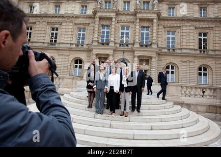 Il ministro francese dello sport Chantal Jouanno si pone con il senatore di Parigi, Catherine Dumas, Claude Annick Tissot, Philippe Dominati, Daniel-Georges Courtois, Celine Boulay-Esperonnier, Herve Benessiano, Delphine Burckli, Patrick Tremege, Marie-Claire Daveu, Gerard d Aboville e Roger Romani al Senato per le elezioni del 08 settembre 2011 a Parigi, in Francia. Foto di Stephane Lemouton/ABACAPRESS.COM Foto Stock