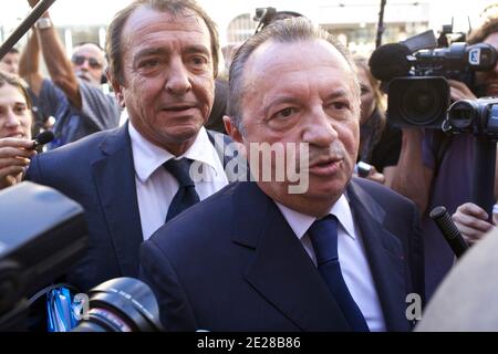 Jean-Noel Guerini, Senateur et President du Conseil General des Bouches du Rhone accompagne de son avocat Patrick Maisonneuve arrivo al Palais de Justice de Marseille le 8 Settembre 2011 ou il est convoque par les magistrats Charles Duchaine et Pierre Philippon. Jean-Noel Guerini est attendu en vue d'une possible mise en examen par les juges en charge du dossier sur des marches publics presumes frauduleux impliquant son frere Alexandre Guerini. Foto Patrice Coppee/ABACAPRESS.COM Foto Stock