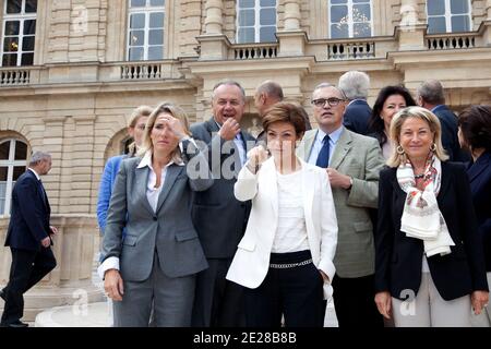 Il ministro francese dello sport Chantal Jouanno si pone con il senatore di Parigi, Catherine Dumas, Claude Annick Tissot, Philippe Dominati, Daniel-Georges Courtois, Celine Boulay-Esperonnier, Herve Benessiano, Delphine Burckli, Patrick Tremege, Marie-Claire Daveu, Gerard d Aboville e Roger Romani al Senato per le elezioni del 08 settembre 2011 a Parigi, in Francia. Foto di Stephane Lemouton/ABACAPRESS.COM Foto Stock