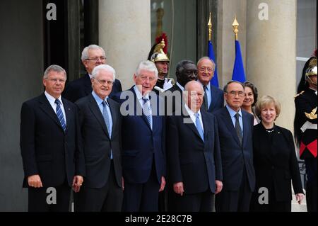 Membri del Club di Madrid, un forum di ex leader mondiali, (da L) ex primo ministro norvegese Kjell Magne Bondevik, ex primo ministro francese Lionel Jospin, ex primo ministro olandese Wim COK e ex presidente cileno Ricardo Lagos, ex presidente ghanese John Kufuor, L'ex primo ministro sudcoreano Hong Koo Lee e l'ex primo ministro canadese Kim Campbell e l'ex presidente maliano Alpha Oumar Konare si pongono al palazzo Elysee di Parigi, Francia, il 9 settembre; 2011 prima di un pranzo con il presidente francese Nicolas Sarkozy per discutere le sue priorità come attuale capo o Foto Stock