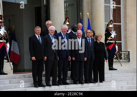 Membri del Club di Madrid, un forum di ex leader mondiali, (da L) ex primo ministro norvegese Kjell Magne Bondevik, ex primo ministro francese Lionel Jospin, ex primo ministro olandese Wim COK e ex presidente cileno Ricardo Lagos, ex presidente ghanese John Kufuor, L'ex primo ministro sudcoreano Hong Koo Lee e l'ex primo ministro canadese Kim Campbell e l'ex presidente maliano Alpha Oumar Konare si pongono al palazzo Elysee di Parigi, Francia, il 9 settembre; 2011 prima di un pranzo con il presidente francese Nicolas Sarkozy per discutere le sue priorità come attuale capo o Foto Stock