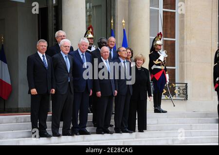 Membri del Club di Madrid, un forum di ex leader mondiali, (da L) ex primo ministro norvegese Kjell Magne Bondevik, ex primo ministro francese Lionel Jospin, ex primo ministro olandese Wim COK e ex presidente cileno Ricardo Lagos, ex presidente ghanese John Kufuor, L'ex primo ministro sudcoreano Hong Koo Lee e l'ex primo ministro canadese Kim Campbell e l'ex presidente maliano Alpha Oumar Konare si pongono al palazzo Elysee di Parigi, Francia, il 9 settembre; 2011 prima di un pranzo con il presidente francese Nicolas Sarkozy per discutere le sue priorità come attuale capo o Foto Stock