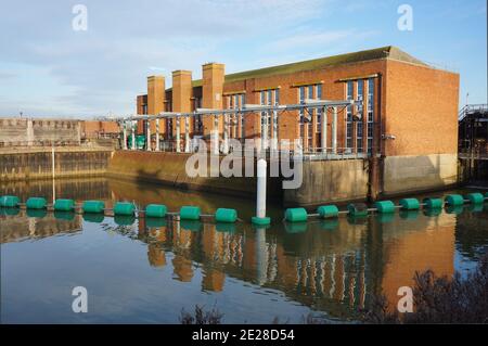 La stazione di pompaggio decommissionata alla fine del sud 40 piedi di scarico. Vista dal porticciolo di Black Sluice Foto Stock