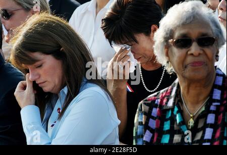 Gli ospiti reagiscono durante la commemorazione del decimo anniversario di 9/11 2001 attentati terroristici del 11 settembre 2011 ad Arlington, VA, USA. Foto di Olivier Douliery/ABACAPRESS.COM Foto Stock