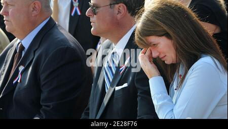 Gli ospiti reagiscono durante la commemorazione del decimo anniversario di 9/11 2001 attentati terroristici del Pentagono del 11 settembre 2011 ad Arlington, VA, USA. Foto di Olivier Douliery/ABACAPRESS.COM Foto Stock