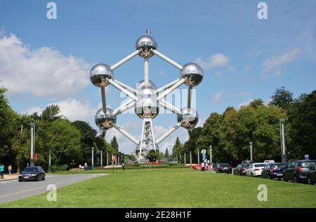 Foto di Atomium, a Bruxelles, in una giornata di sole Foto Stock