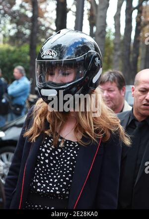 ESCLUSIVO. Louise Bourgoin partecipa ad una trasmissione televisiva a Parigi, Francia, il 14 settembre 2011. Foto di Denis Guignebourg/ABACAPRESS.COM Foto Stock