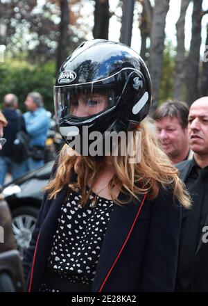 ESCLUSIVO. Louise Bourgoin partecipa ad una trasmissione televisiva a Parigi, Francia, il 14 settembre 2011. Foto di Denis Guignebourg/ABACAPRESS.COM Foto Stock