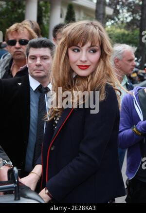 ESCLUSIVO. Louise Bourgoin partecipa ad una trasmissione televisiva a Parigi, Francia, il 14 settembre 2011. Foto di Denis Guignebourg/ABACAPRESS.COM Foto Stock