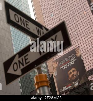 Il gruppo United Against Nuclear Iran (UANI) ha pubblicato un cartellone nel distretto di Times Square per protestare contro il presidente della Columbia University Lee Bollinger avendo organizzato di partecipare a una cena privata per il presidente iraniano Mahmoud Ahmadinejad con studenti della Columbia. Il tabellone si trova all'angolo tra 7th Avenue e 49th Steet a New York City, NY, USA il 15 settembre 2011. Foto di Andrew Kelly/ABACAPRESS.COM Foto Stock