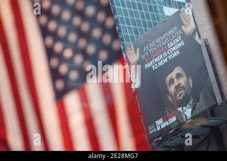 Il gruppo United Against Nuclear Iran (UANI) ha pubblicato un cartellone nel distretto di Times Square per protestare contro il presidente della Columbia University Lee Bollinger avendo organizzato di partecipare a una cena privata per il presidente iraniano Mahmoud Ahmadinejad con studenti della Columbia. Il tabellone si trova all'angolo tra 7th Avenue e 49th Steet a New York City, NY, USA il 15 settembre 2011. Foto di Andrew Kelly/ABACAPRESS.COM Foto Stock